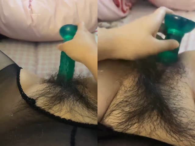 开档黑丝肉感肥臀眼镜骚货淫声荡语撩骚互动,近拍扣逼道具自慰…